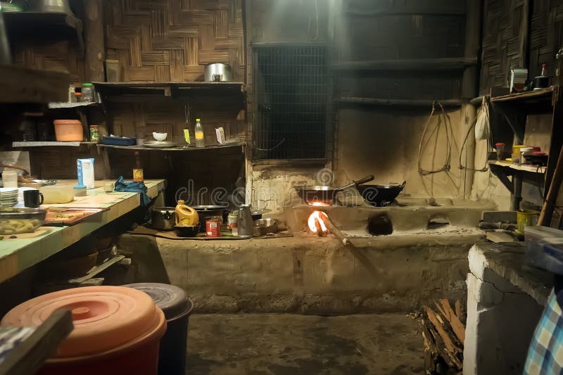 Традиционная кухня в старом доме непальца в малой удаленной деревне стоковое изображение rf Традиционная кухня в старом доме непальца в малой удаленной деревне стоковое изображение rf