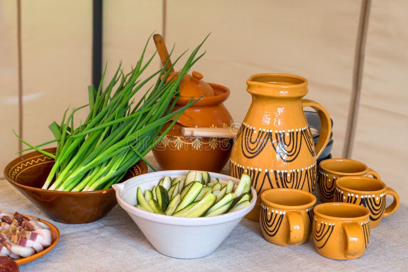 Традиционная литовская кухня, сервировка стола, домодельный квас, замаринованные огурцы, зеленые луки стоковое фото rf Традиционная литовская кухня, сервировка стола, домодельный квас, замаринованные огурцы, зеленые луки стоковое фото rf