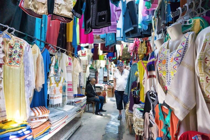 Традиционная одежда для продажи в рынке в Houmt El Souk в Джербе, Тунисе стоковое изображение Традиционная одежда для продажи в рынке в Houmt El Souk в Джербе, Тунисе стоковое изображение