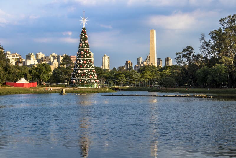 Традиционная рождественская елка в Ibirapuera стоковое изображение Традиционная рождественская елка в Ibirapuera стоковое изображение