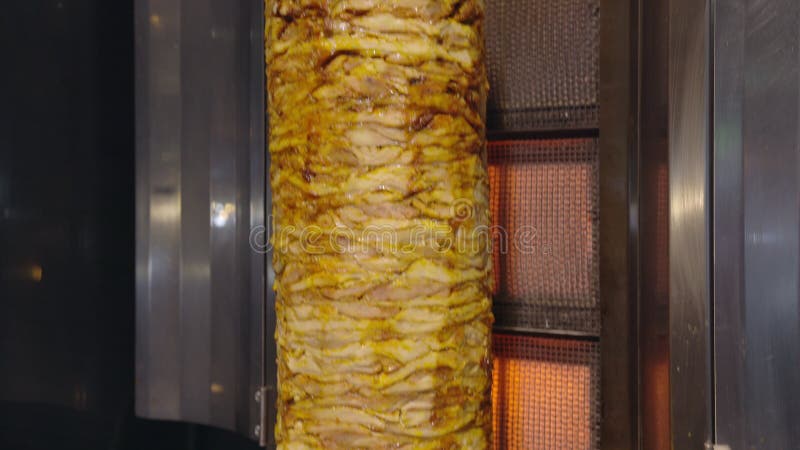 традиционная туркистая еда курятник - это тип кебаба, изготовленный из мяса, приготовленного на вертикальной ротиссерии