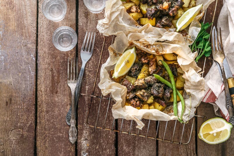 Традиционное греческое kleftiko, печ-испеченное тушёное мясо овечки с картошкой, оливковым маслом, луком, морковью, чесноком и тр стоковые изображения rf Традиционное греческое kleftiko, печ-испеченное тушёное мясо овечки с картошкой, оливковым маслом, луком, морковью, чесноком и тр стоковые изображения rf
