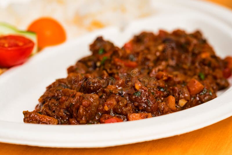 Традиционное мексиканское carne жулика супа или chili фасолей чилей в плите стоковое изображение Традиционное мексиканское carne жулика супа или chili фасолей чилей в плите стоковое изображение
