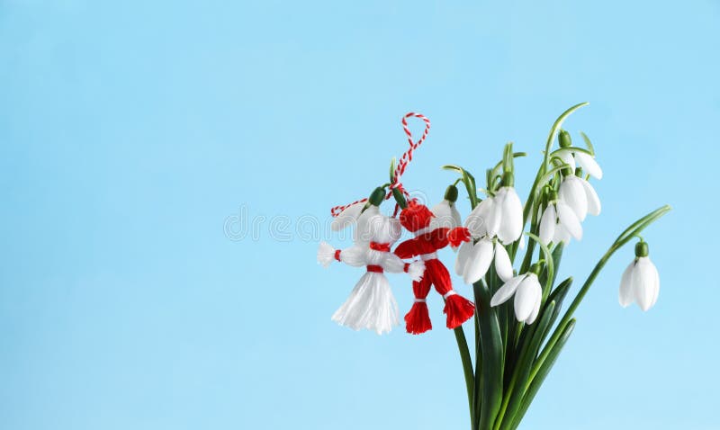 Традиционное мэрцишор и красивые snowdrops на light- голубой пространство для текста. Символ первого весеннего дня стоковая фотография