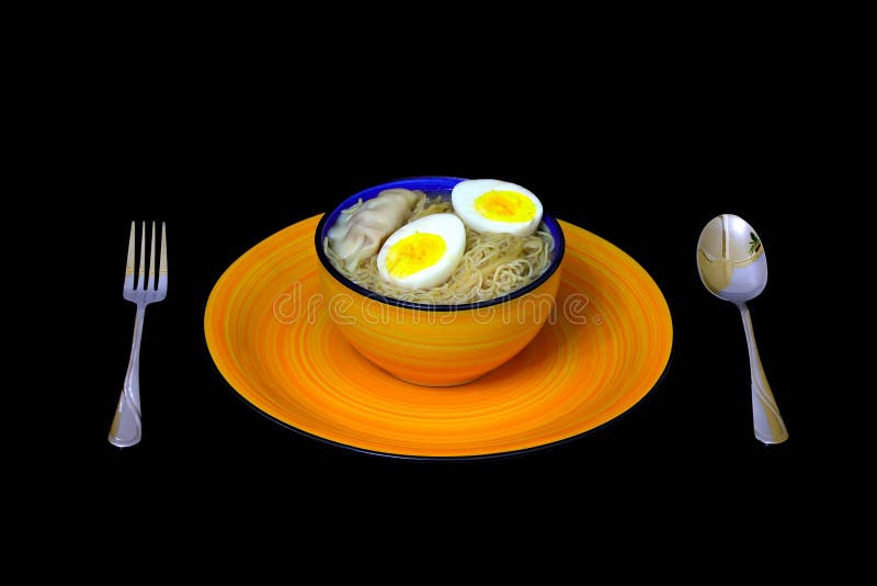 Традиционные лапшу wonton с супом в миске китая с ложкой и вилкой на стороне стоковое изображение rf