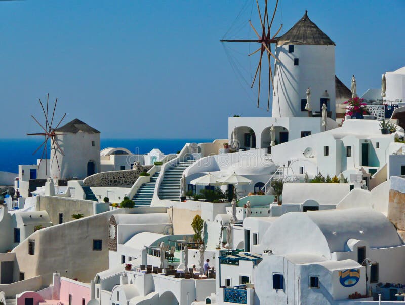Традиционные покрыванные соломой ветрянки, Oia, Santorini, Греция стоковая фотография