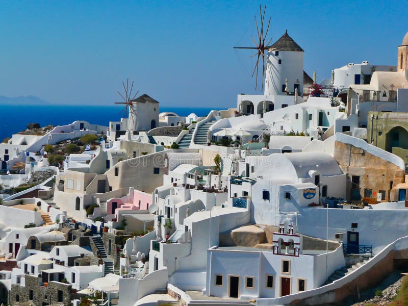 Традиционные покрыванные соломой ветрянки, Oia, Santorini, Греция стоковые фотографии rf