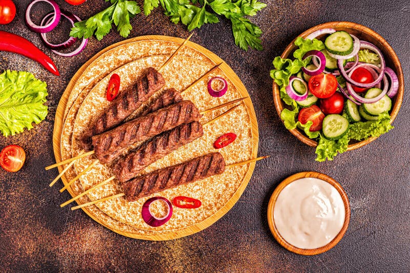 традиционный кебаб из среднего востока, арабского или медитерранского мяса с овощами и лавашным хлебом стоковая фотография традиционный кебаб из среднего востока, арабского или медитерранского мяса с овощами и лавашным хлебом стоковая фотография