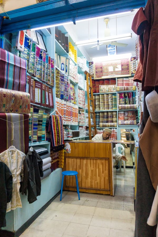 Традиционный магазин ткани в рынке в Houmt El Souk в Джербе, Тунисе стоковые изображения Традиционный магазин ткани в рынке в Houmt El Souk в Джербе, Тунисе стоковые изображения