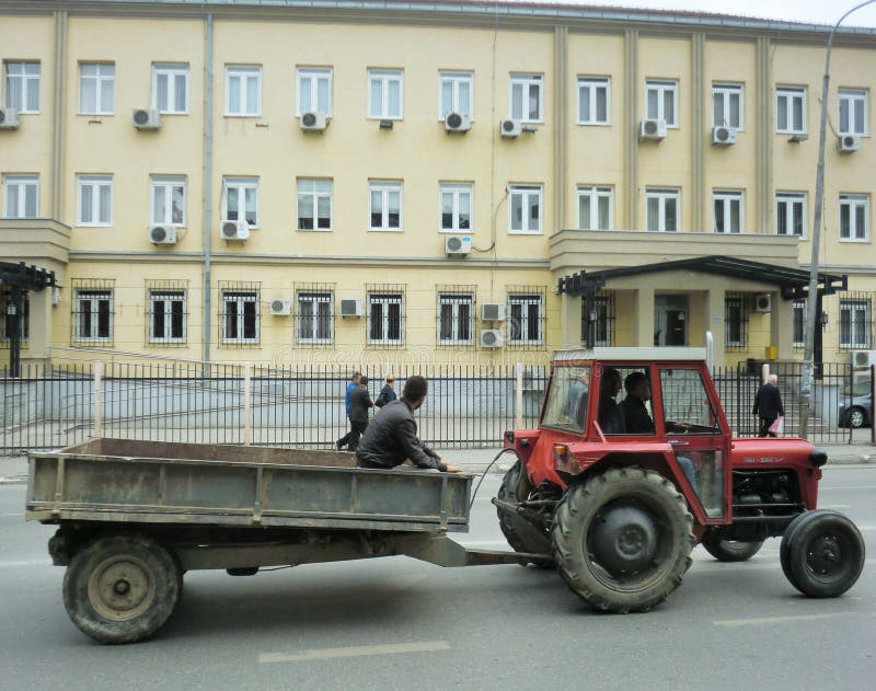 Трактор перед апелляционным судом Косова стоковая фотография rf Трактор перед апелляционным судом Косова стоковая фотография rf