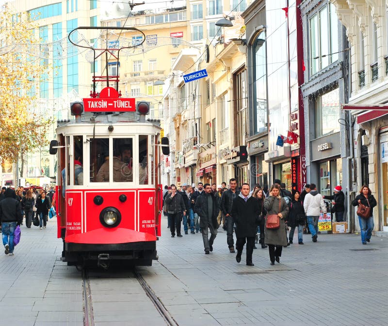 Трамвай ностальгии Taksim-Tunel, Стамбул, Турция стоковая фотография Трамвай ностальгии Taksim-Tunel, Стамбул, Турция стоковая фотография