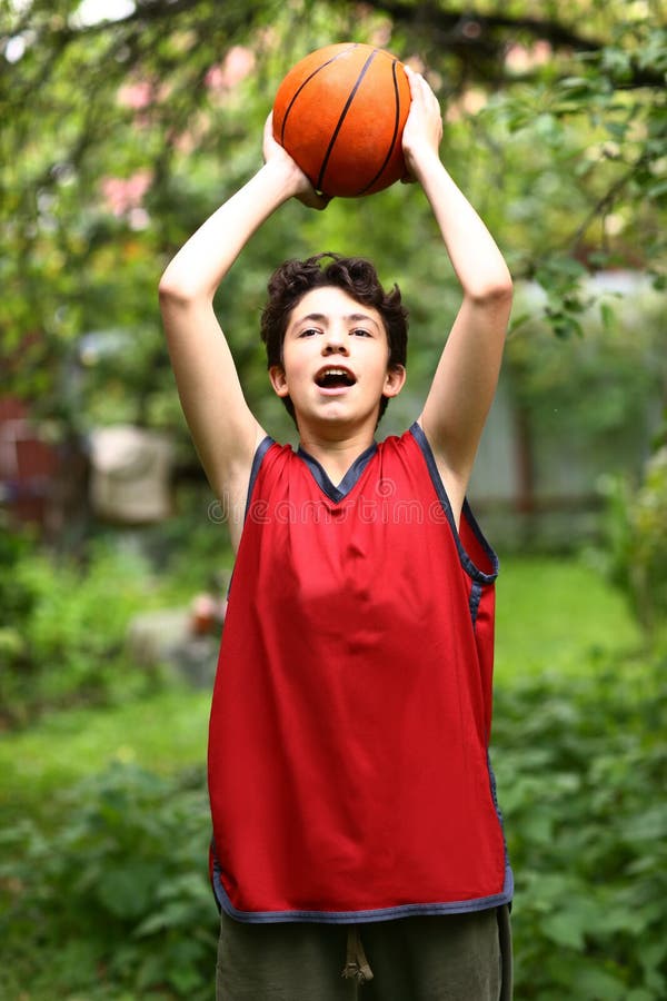 Тренировка palyer баскетбола подростка с шариком