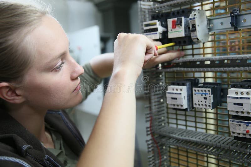 Тренирующая молодой женщины в электронике стоковые изображения Тренирующая молодой женщины в электронике стоковые изображения
