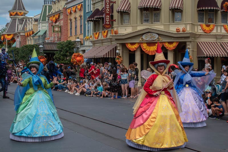 Три фейри спящей красоты на фестивале Fantasy Parade в Дисней на Magic Kigndom 5 стоковые фотографии rf Три фейри спящей красоты на фестивале Fantasy Parade в Дисней на Magic Kigndom 5 стоковые фотографии rf