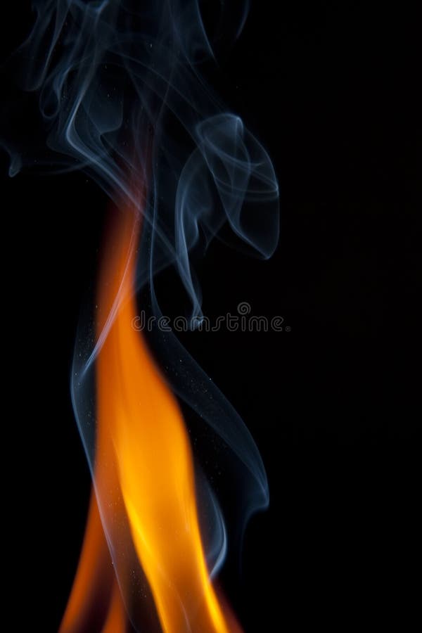 Оранжевые языки пламени с дымными следами стоковая фотография