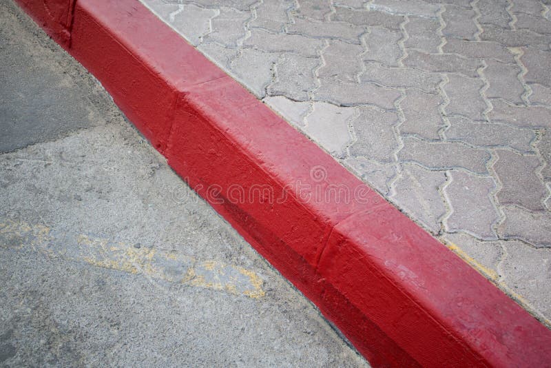 Тротуар мостоваой тропы с знаком уличного движения стоковое изображение Тротуар мостоваой тропы с знаком уличного движения стоковое изображение