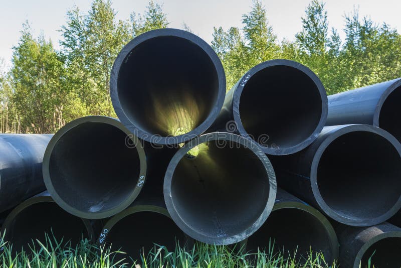Труба HDPE для водоснабжения на конструкции строительной площадки труб системы водоснабжения пластиковых для водоснабжения города стоковые изображения