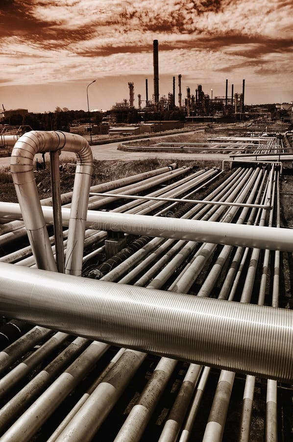 Трубопровода водя к рафинадному заводу нефти и газ. Гигант прокладывает трубопровод конструкция водя к установке масла, газа и топлива