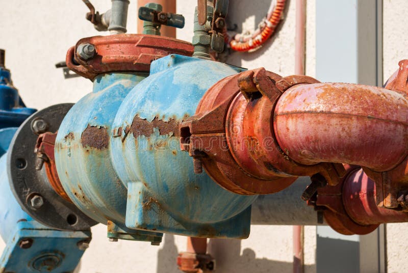 Трубы водопровода красного ржавого металла промышленные с клапаном ...