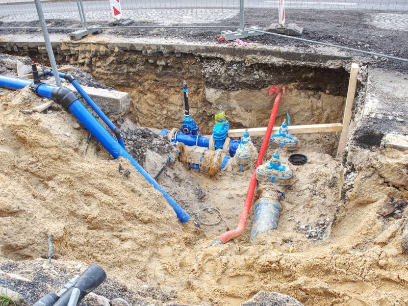 Трубы из вентиля и HDPE, сваренные под землей Городская система водоснабжения стоковая фотография