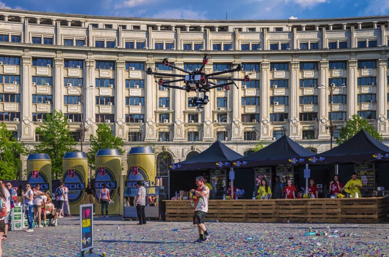 Трутень летания с камерой стоковое фото rf Трутень летания с камерой стоковое фото rf