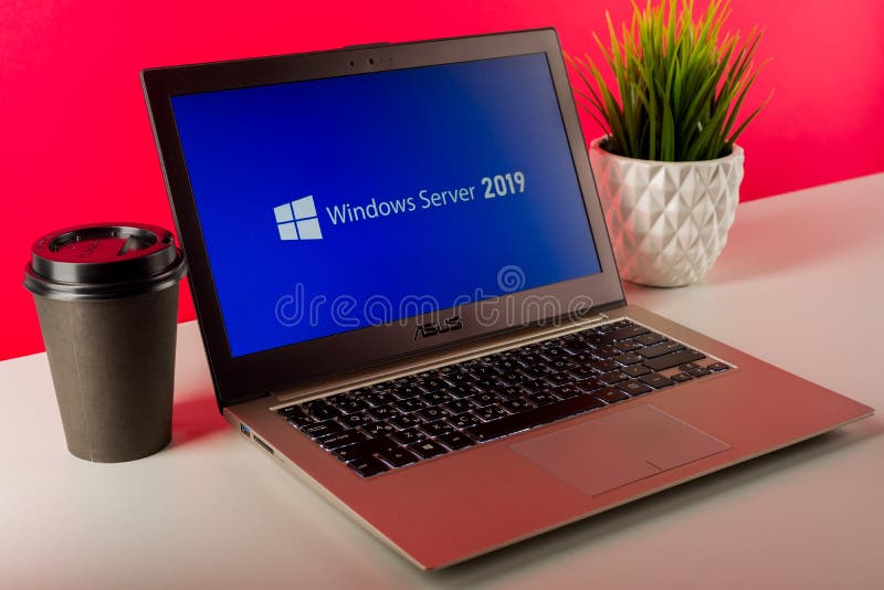 Тула, Россия - 18 АВГУСТА 2019 ГОДА: Microsoft Windows Server 2019 отображается на современном ноутбуке стоковое фото Тула, Россия - 18 АВГУСТА 2019 ГОДА: Microsoft Windows Server 2019 отображается на современном ноутбуке стоковое фото