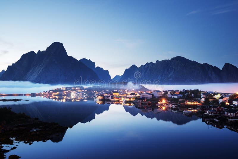 Туман в деревне Reine времени захода солнца, островах Lofoten стоковые изображения Туман в деревне Reine времени захода солнца, островах Lofoten стоковые изображения