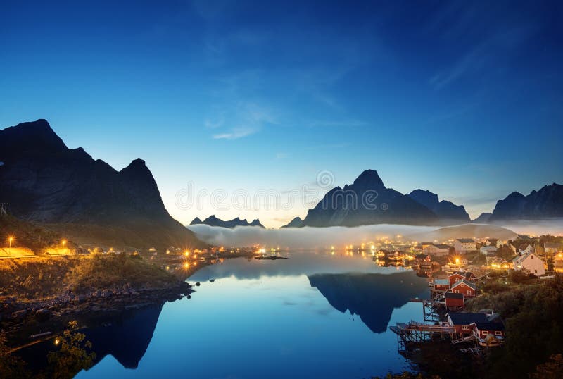 Туман в деревне Reine времени захода солнца, островах Lofoten, Норвегии стоковые фото Туман в деревне Reine времени захода солнца, островах Lofoten, Норвегии стоковые фото
