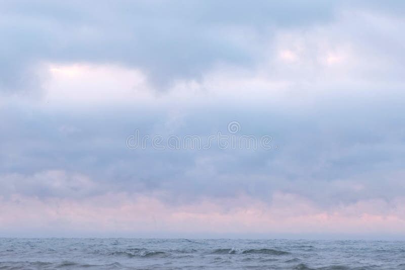Туман и туман над морем Красивый seascape с розовым заходом солнца и голубыми облаками стоковое фото Туман и туман над морем Красивый seascape с розовым заходом солнца и голубыми облаками стоковое фото