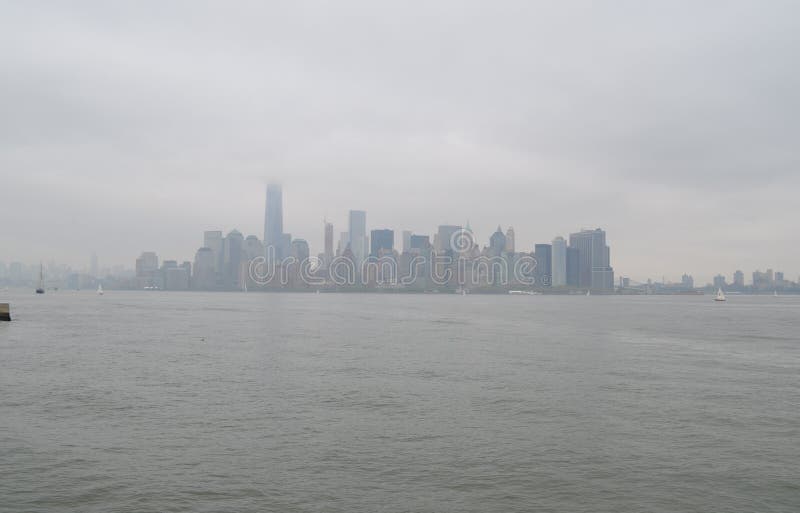 Туманный более низкий горизонт Манхэттена на весенний день overcast стоковые изображения Туманный более низкий горизонт Манхэттена на весенний день overcast стоковые изображения