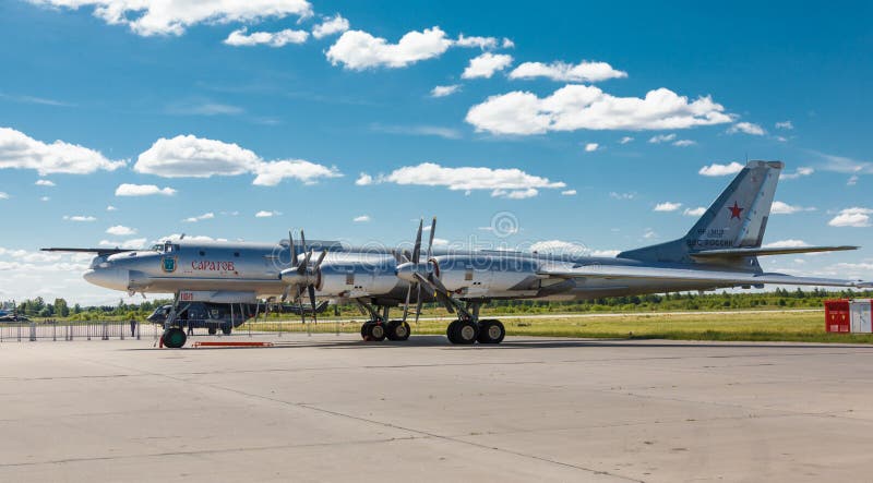 Туполев Tu-95 русский четырехмоторный использующий энергию турбовинтовой самолет стратегический бомбардировщик стоковое изображение Туполев Tu-95 русский четырехмоторный использующий энергию турбовинтовой самолет стратегический бомбардировщик стоковое изображение