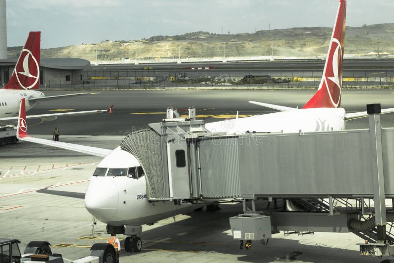 Турецкие авиакомпании Cesme Boeing 737-800 готовы к вылету в международный аэропорт Стамбула стоковые фото Турецкие авиакомпании Cesme Boeing 737-800 готовы к вылету в международный аэропорт Стамбула стоковые фото