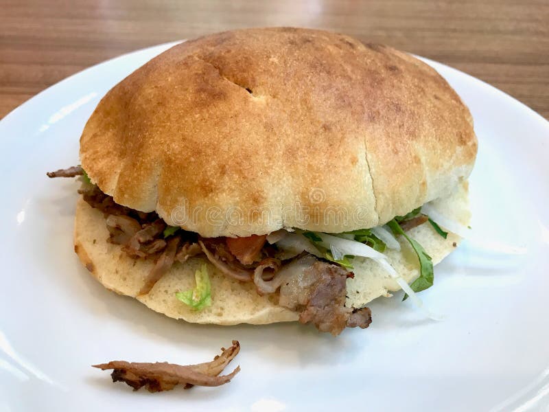 Турецкий сэндвич Pide Doner/традиционный фаст-фуд стоковые фото Турецкий сэндвич Pide Doner/традиционный фаст-фуд стоковые фото