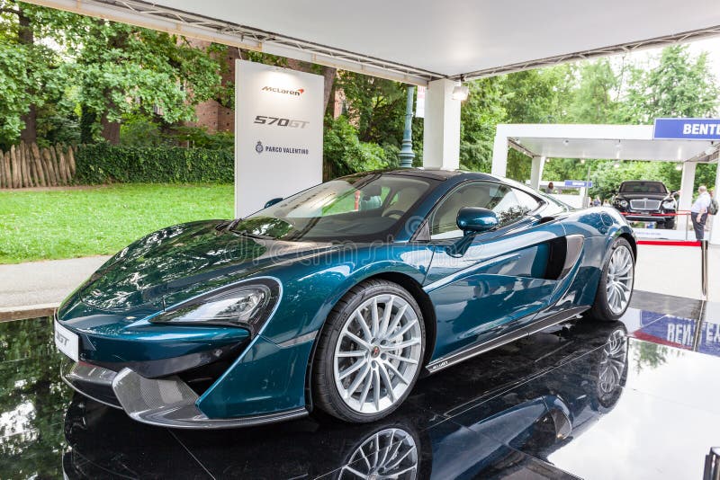 ТУРИН, ИТАЛИЯ - 12-ОЕ ИЮНЯ 2016: новое McLaren 570GT в стойке стоковая фотография ТУРИН, ИТАЛИЯ - 12-ОЕ ИЮНЯ 2016: новое McLaren 570GT в стойке стоковая фотография