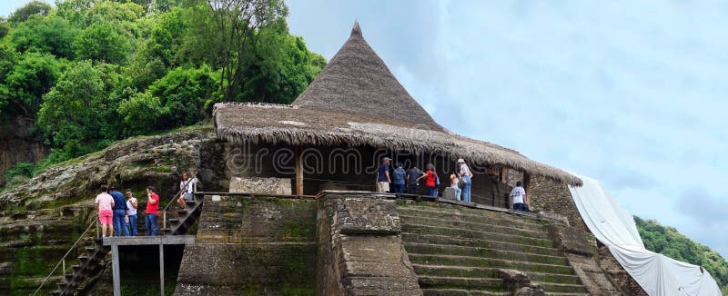 Турист в пирамидах Malinalco стоковые изображения rf Турист в пирамидах Malinalco стоковые изображения rf