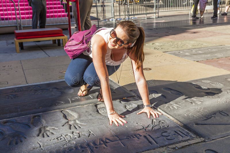 Турист кладет руку в handprints twilight звезд саги в Лос-Анджелесе стоковая фотография rf