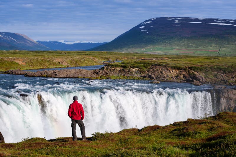 Турист на водопаде Godafoss стоковые фото Турист на водопаде Godafoss стоковые фото