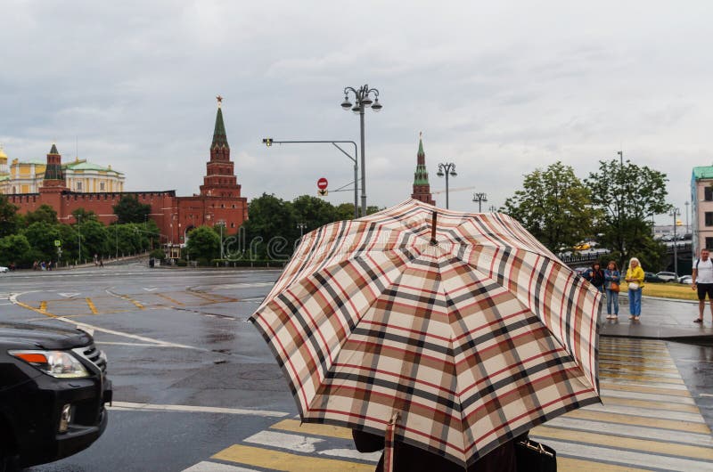 Турист, путешествующий по России и изучающий Москву стоковое изображение Турист, путешествующий по России и изучающий Москву стоковое изображение