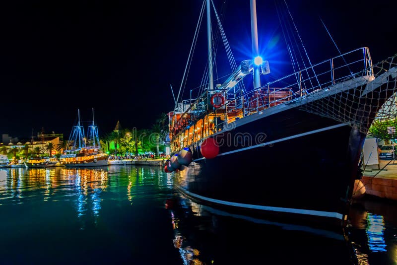 Туристические катера ночью в порту Макарска