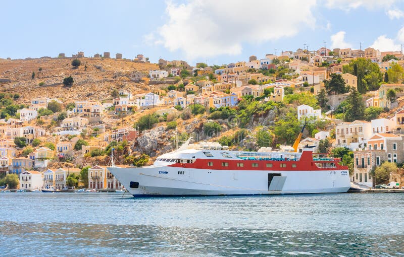 Туристическое судно в порте острова Symi стоковая фотография rf Туристическое судно в порте острова Symi стоковая фотография rf