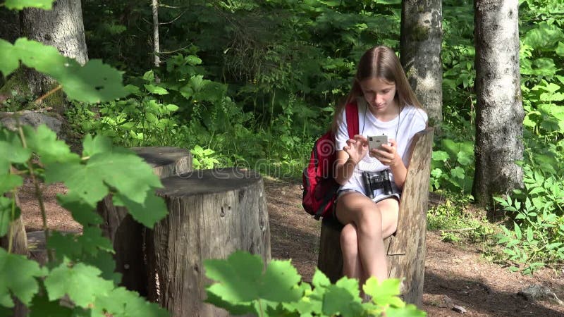 туристка с биноклем в походах на горные тропы использует смартфон, юный подросток, путешествующий в приключенческой экскурсии видеоматериал