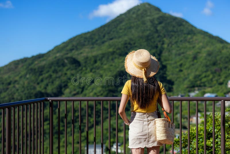 туристка смотрит на пейзаж горы