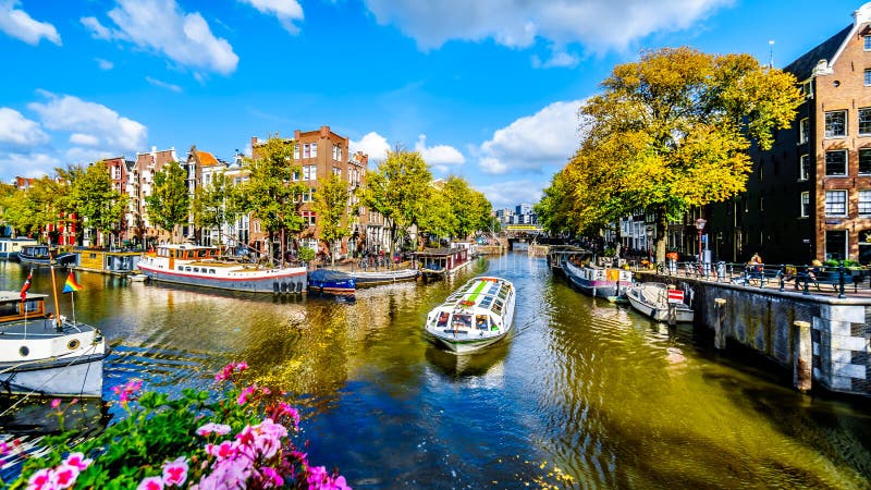 Туристские шлюпки канала в канале Brouwersgracht в Амстердаме Голландии стоковое фото Туристские шлюпки канала в канале Brouwersgracht в Амстердаме Голландии стоковое фото