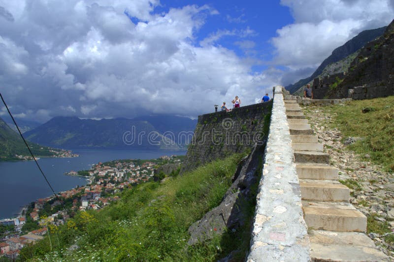 Туристы sightseeing на городищах Kotor, Черногории стоковое изображение rf Туристы sightseeing на городищах Kotor, Черногории стоковое изображение rf