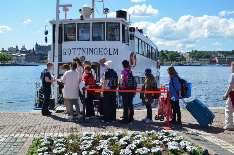 Туристы sightseeing шлюпкой в Стокгольме стоковые изображения Туристы sightseeing шлюпкой в Стокгольме стоковые изображения