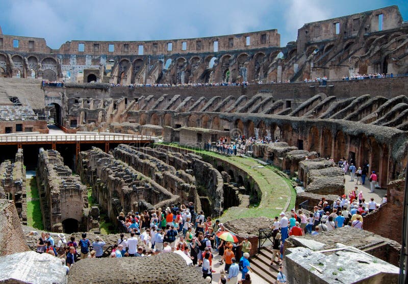 Туристы внутри римского Колизея Colosseum стоковое изображение Туристы внутри римского Колизея Colosseum стоковое изображение