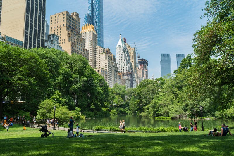 Туристы и locals на Central Park, небоскребы в предпосылке стоковые фото Туристы и locals на Central Park, небоскребы в предпосылке стоковые фото