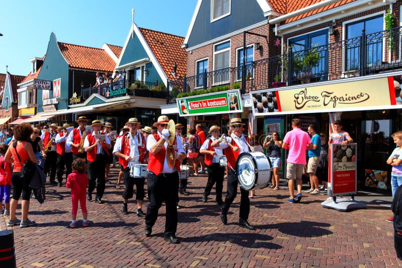 Туристы и locals на променаде Volendam стоковые изображения Туристы и locals на променаде Volendam стоковые изображения