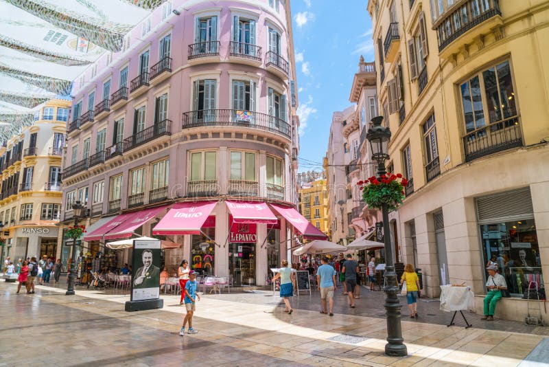Туристы и locals ходя по магазинам на Calle Маркизе de Larios стоковое изображение rf