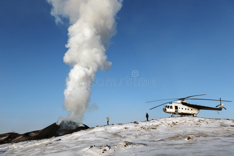 Туристы и вертолет около извергая вулкана Tolbachik kamchatka стоковые фото Туристы и вертолет около извергая вулкана Tolbachik kamchatka стоковые фото